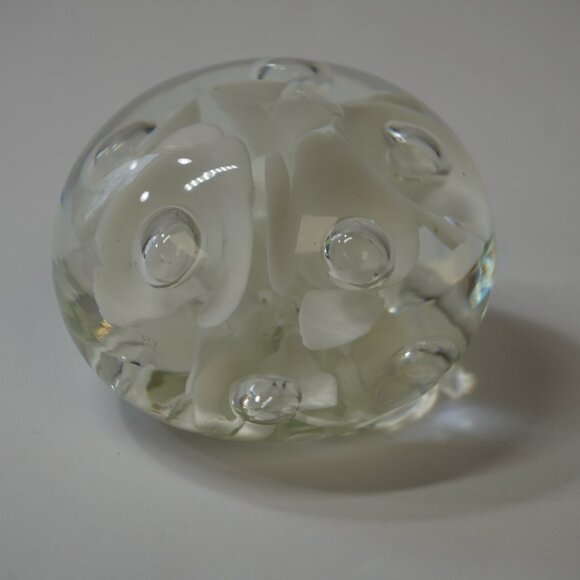 Beautiful Joe St Clair White Floral Hand Blown Bullicante Art Glass Paperweight - Picture 2 of 3